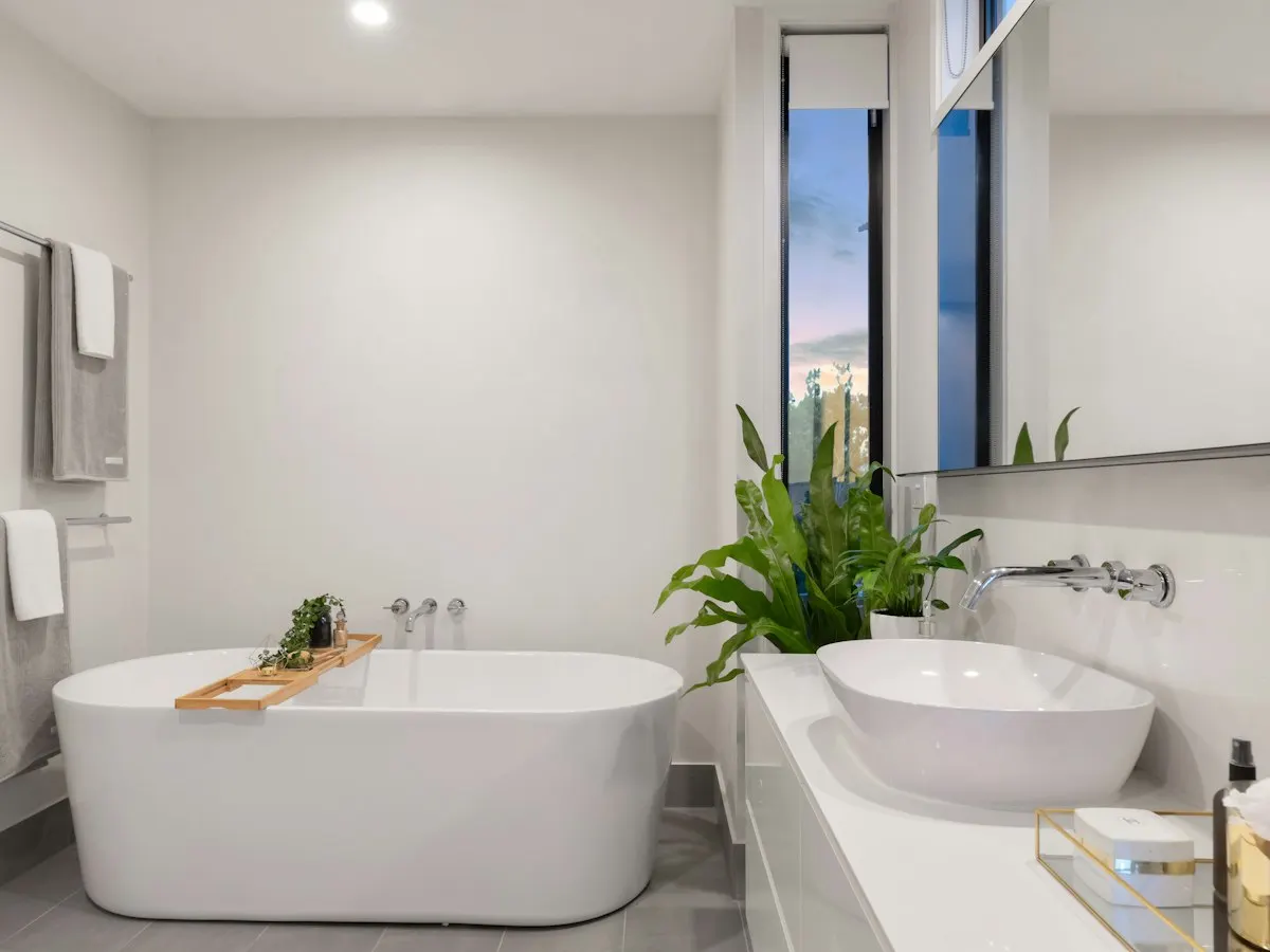 Glass shower enclosure with aluminium fittings
